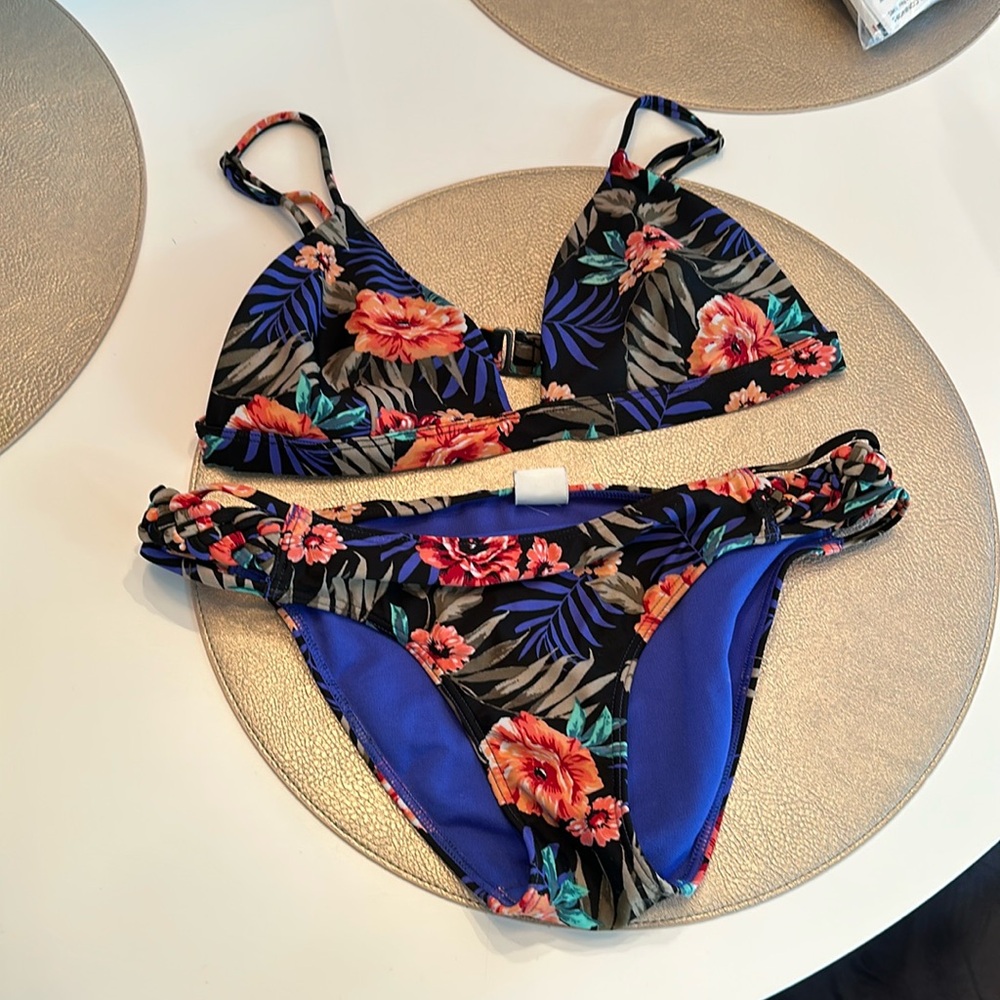 Very good condition, Hollister black and floral bikini size small both pieces.
